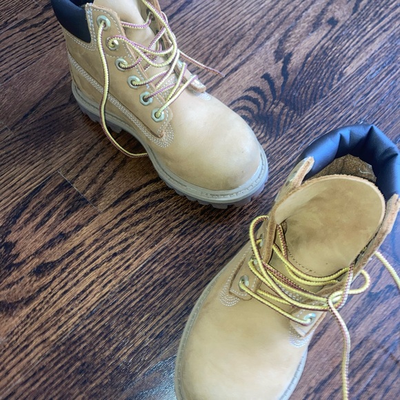 Size 10 unisex toddler— like new—Timberland 6in waterproof tan boots - Picture 5 of 7